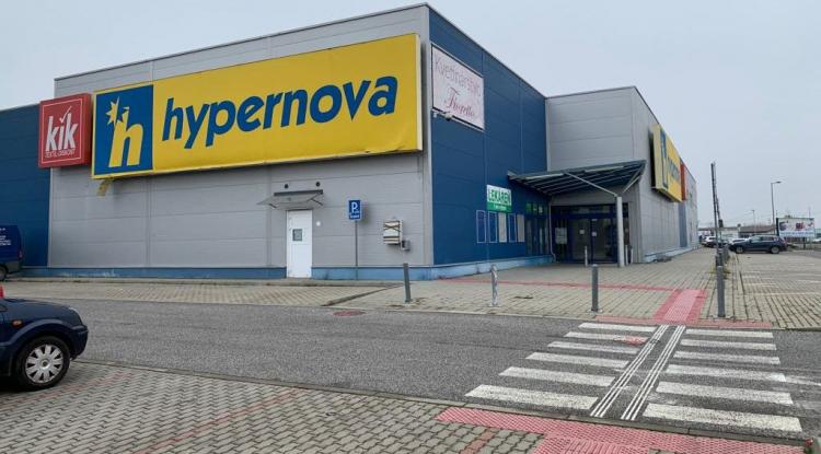 Namiesto bývalej Hypernovy chce majiteľ otvoriť nové obchodné centrum