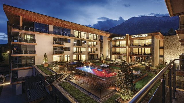 Najväčší hotel v Tatrách dokončuje strechu. Rezort otvorí brány budúcu zimu