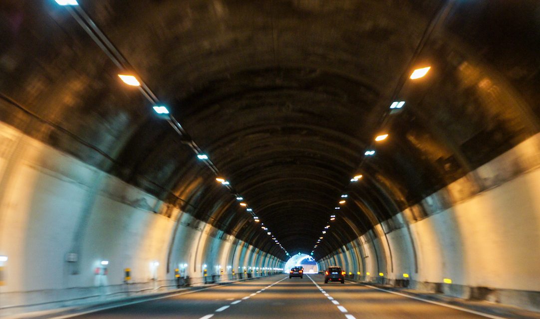 Technologické vybavenie dopravných stavieb – nevyhnutné požiadavky na osvetlenie cestných tunelov