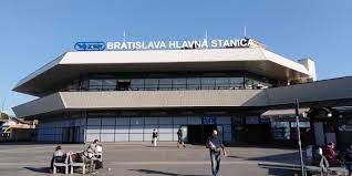 Bratislavčania by privítali rekonštrukciu budovy Hlavnej stanice, prekáža im neporiadok či plno bezdomovcov