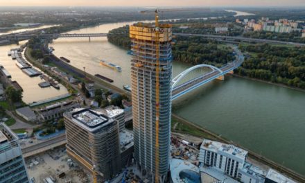 Rastie ako z vody. Eurovea Tower dosahuje výšku 150 metrov, takmer 90 % rezidencií je už predaných