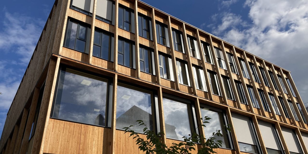 Budova knižnice a seminárneho centra kampusu BOKU je miestom, kde vyučuje drevo