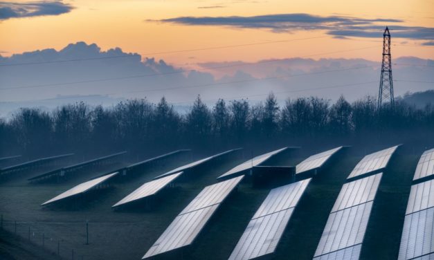 Aby sme úplne nahradili fosílne palivá, museli by sme vybudovať solárny park väčší ako Košice